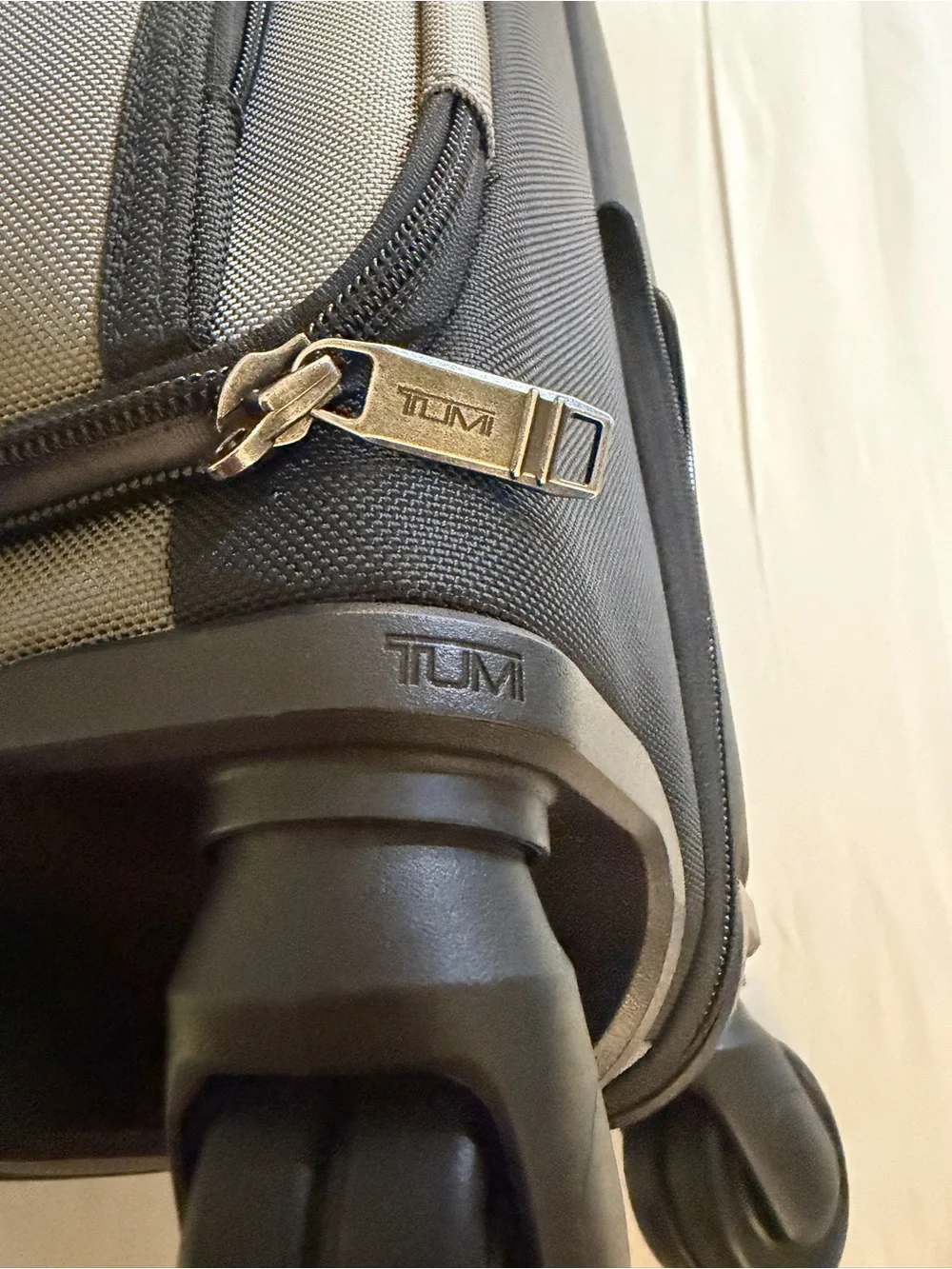 Tumi Merge Continental Front Lid 4 Wheeled Carry on Grey/Black